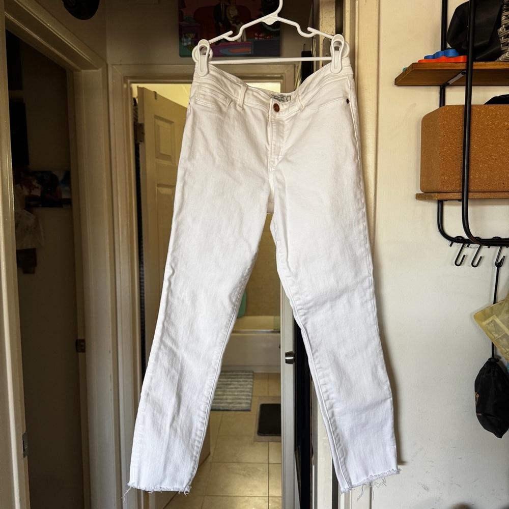 Women’s Size 27 Abercrombie & Fitch White Ankle Jeans
